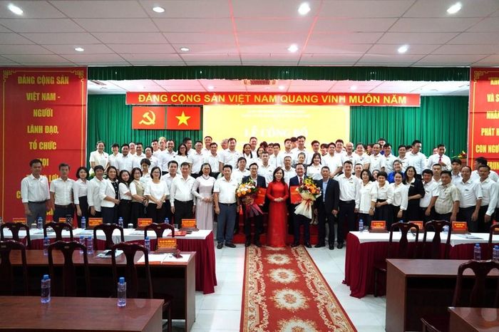 Lãnh đạo và khách mời chụp ảnh lưu niệm cùng toàn thể Đảng viên Đảng bộ Trường Đại học TDTT TP.HCM