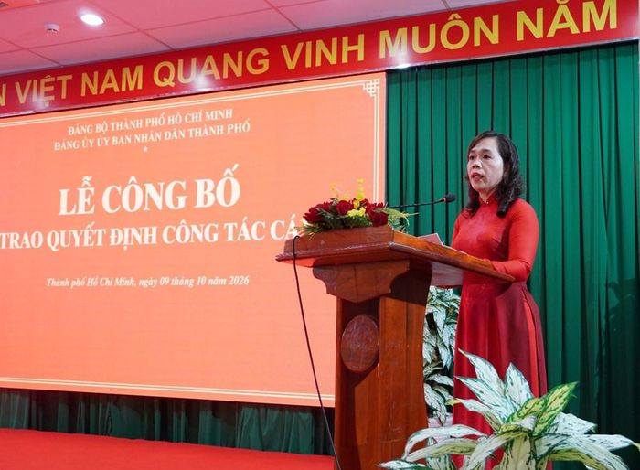 Bà Nguyễn Thanh Xuân, Thành ủy viên, Phó Bí thư Đảng ủy, Trưởng Ban Xây dựng Đảng Đảng ủy UBND TP.HCM phát biểu giao nhiệm vụ tại buổi lễ