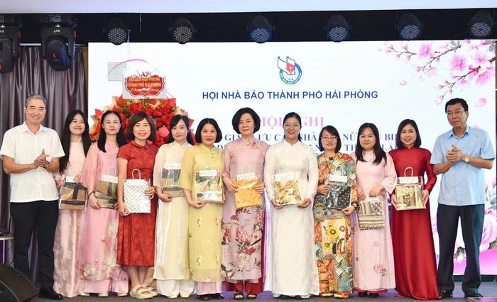 Các nữ nhà báo tại Hội nghị