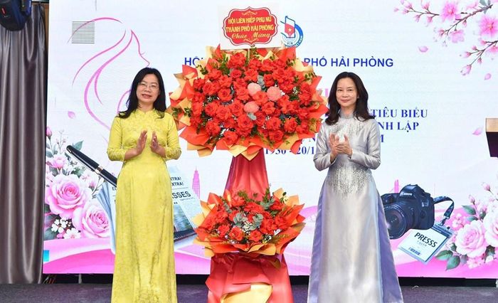 Phó Chủ tịch Ủy ban MTTQ Việt Nam thành phố, Chủ tịch Hội Liên hiệp Phụ nữ thành phố Hải Phòng Trần Thu Hương tặng hoa chúc mừng hội nghị