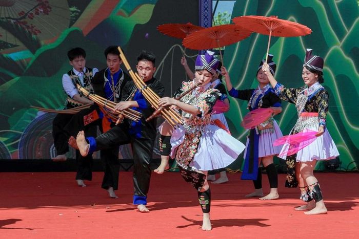 Những điệu múa có sự kết hợp nhuần nhuyễn giữa nam và nữ