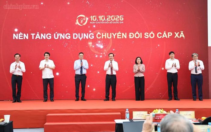 Ra mắt nền tảng ứng dụng Chuyển đổi số cấp xã. Ảnh: Thu Giang