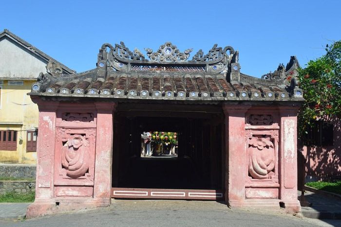 Lối vào mặt trước của di tích Chùa Cầu trước khi trùng tu