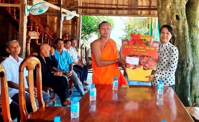 Đoàn công tác thăm và tặng quà chùa B52 xã Ô Lâm