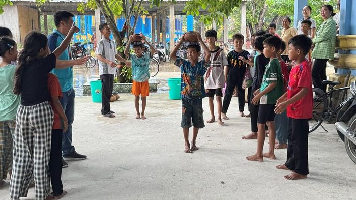 Trò chơi đội cà om lấy nước thu hút đông người xem cổ vũ