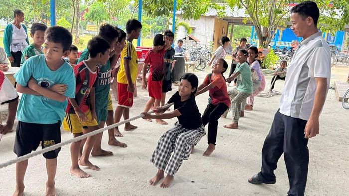 Các em sôi nổi tranh tài kéo co