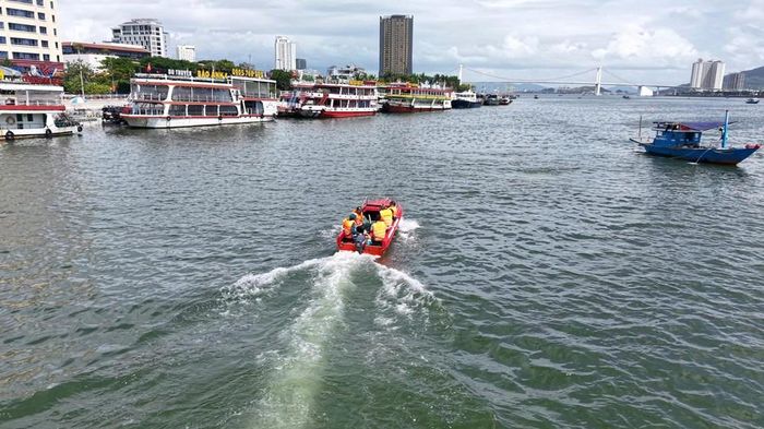 Học viên thực hành trên sông