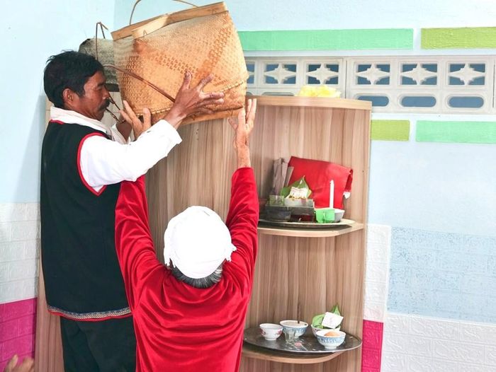 Đại diện các gia đình Raglai lưu giữ y trang trao y trang nữ thần Pô Inư Nưgar cho Ban Phong tục để thực hiện nghi lễ rước theo truyền thống