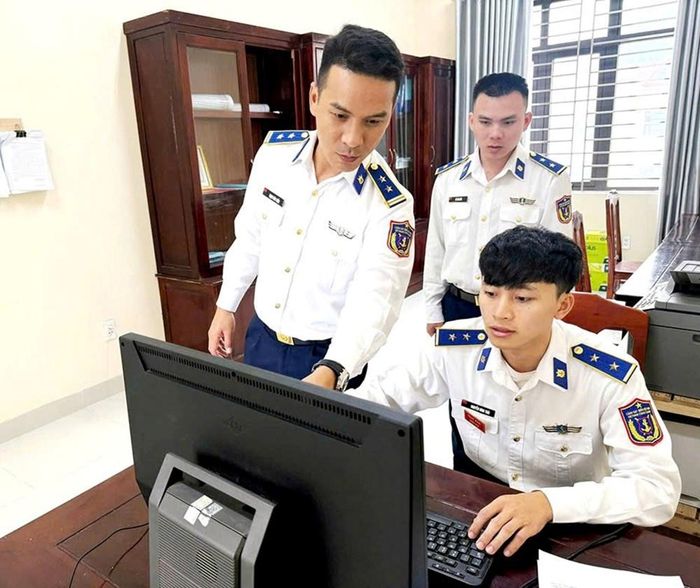 Chỉ huy Hải đội 23 hướng dẫn cán bộ, chiến sĩ nâng cao kỹ năng số trong xử lý văn bản