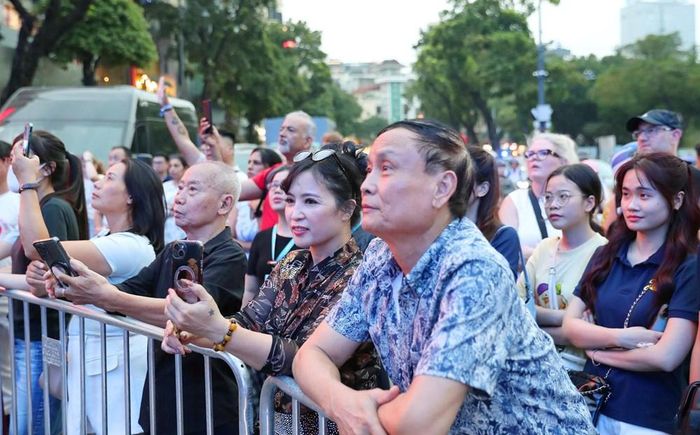 Đông đảo người dân hào hứng theo dõi chương trình tổng duyệt