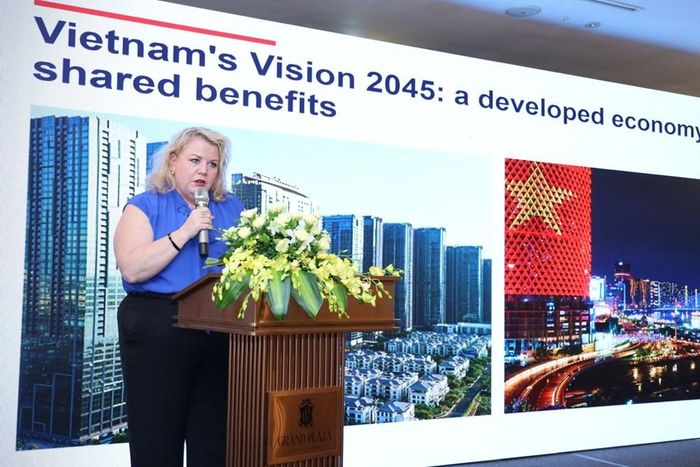 Bà Mish Eastman, Phó Hiệu trưởng phụ trách giáo dục nghề nghiệp, Đại học RMIT, trao đổi tại phiên thảo luận