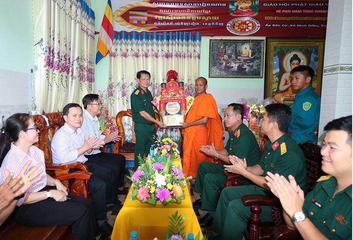 Bộ CHQS tỉnh Tây Ninh thăm và tặng quà chúc mừng lễ Sen Dolta tại chùa Svay Sat Rác