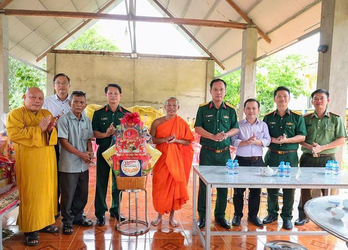 Bộ CHQS tỉnh Tây Ninh thăm và tặng quà chúc mừng lễ Sen Dolta tại chùa Phum Ma