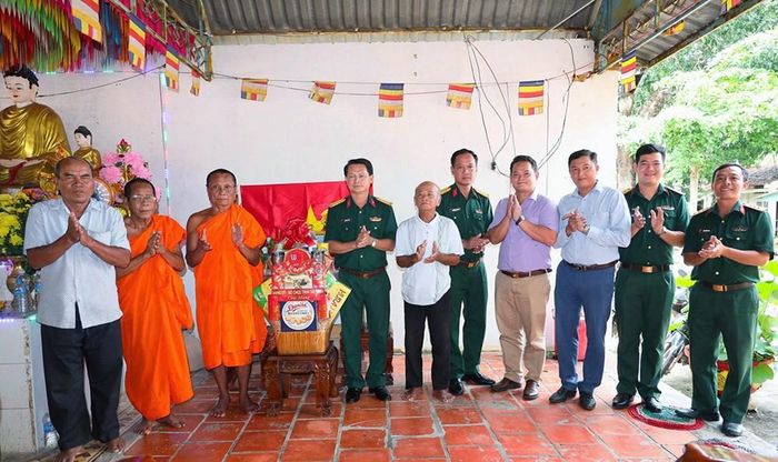 Bộ CHQS tỉnh Tây Ninh thăm và tặng quà chúc mừng lễ Sen Dolta tại Chùa Hiệp Phước