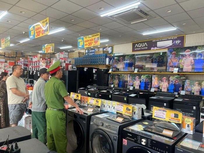 Các siêu thị được tận dụng hệ thống màn hình điện tử để phát thông điệp tuyên truyền, nâng cao ý thức chấp hành pháp luật về trật tự, an toàn giao thông. Ảnh: Công an Thanh Hoá