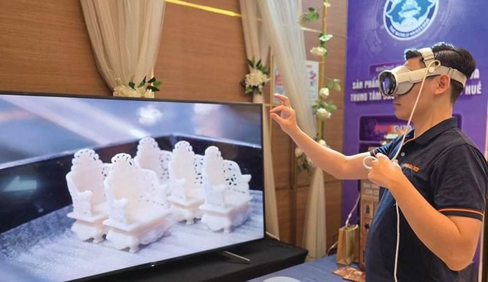 Du khách khám phá, trải nghiệm các sản phẩm văn hóa với công nghệ thực tế ảo. Ảnh: Liên Minh