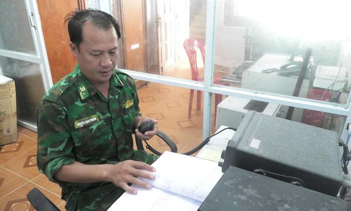 Cán bộ đồn Biên phòng Cảng Gianh liên lạc với các tàu cá đang hoạt động trên biển với mong muốn hỗ trợ tìm kiếm ngư dân mất tích