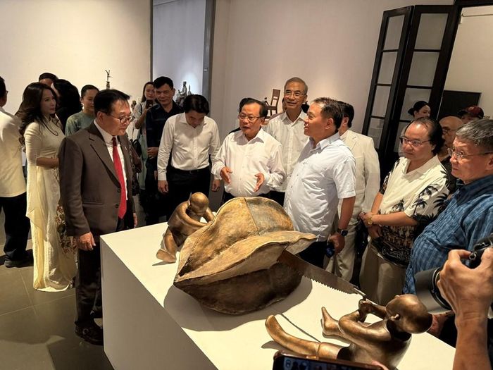 Các đại biểu tham quan Triển lãm