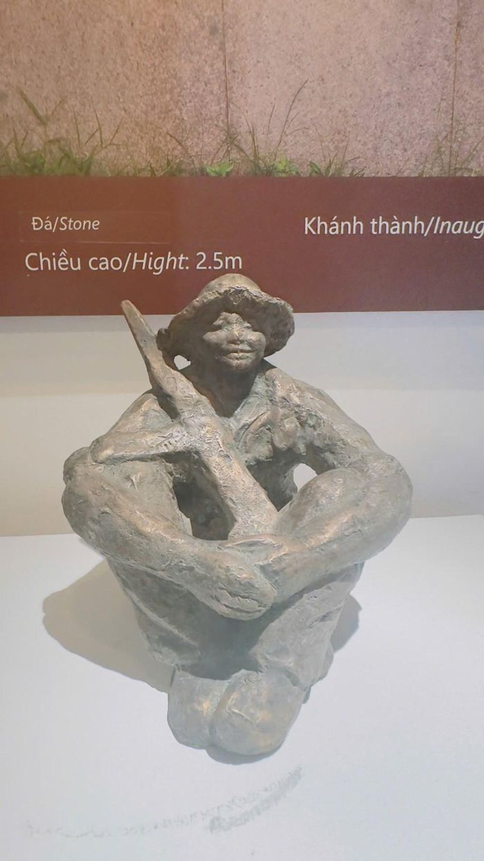 Tác phẩm "Nụ cười chiến sĩ" (thu nhỏ) của NSND Vương Duy Biên, bản tượng đài được đặt tại Thành cổ Quảng Trị