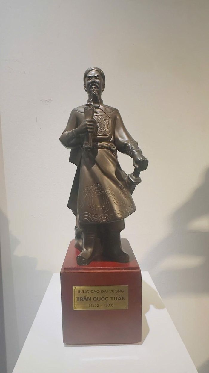 Tác phẩm "Hưng Đạo Đại Vương Trần Quốc Tuấn" (thu nhỏ), bản tượng đài được đặt tại Nam Định (nay là Ninh Bình)
