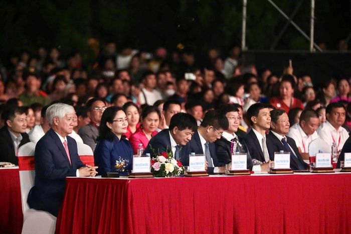Phó Chủ tịch Thường trực Quốc hội Đỗ Văn Chiến và các đại biểu dự Hội nghị