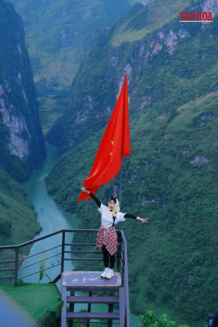 Du khách chụp ảnh kỷ niệm ở dòng sông Nho Quế
