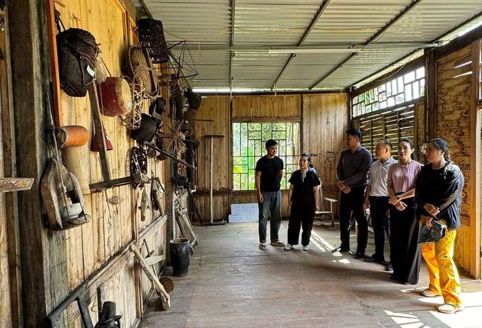 Đoàn công tác tìm hiểu các hiện vật sinh hoạt, lao động sản xuất truyền thống tại Không gian văn hóa Mường ở bản Mỏ