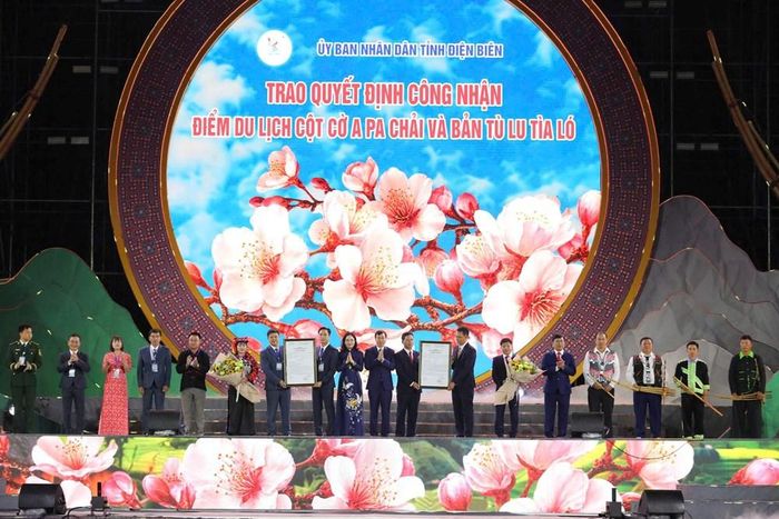 Phó Bí thư Tỉnh ủy, Chủ tịch UBND tỉnh Lê Văn Lương trao quyết định công nhận Điểm du lịch cột cờ A Pa Chải và Bản Tù Lu Tìa Ló