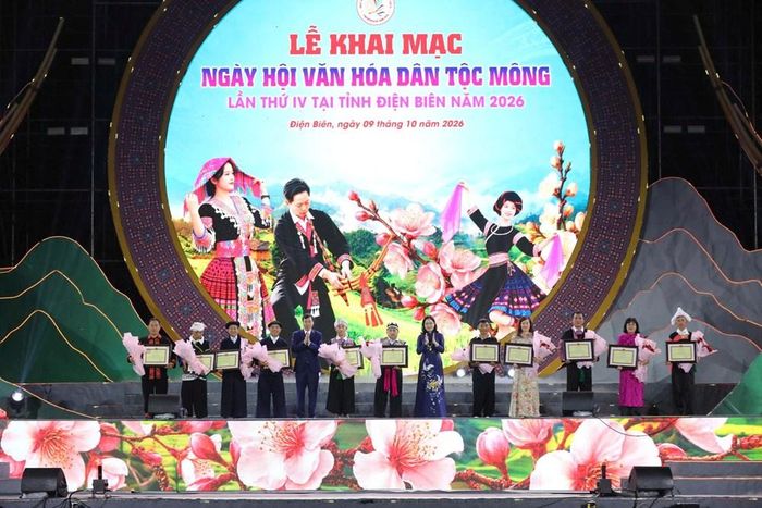 Tại Lễ khai mạc, thay mặt Bộ trưởng Bộ VHTTDL, Thứ trưởng Trịnh Thị Thủy trao Bằng khen của Bộ trưởng cho 11 cá nhân có thành tích xuất sắc trong công tác bảo tồn và phát huy bản sắc văn hóa dân tộc Mông