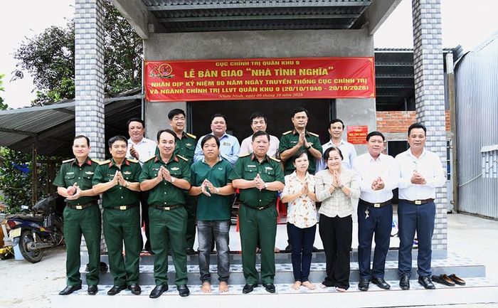 Tổ chức bàn giao “Nhà tình nghĩa” và “Nhà tình đồng đội” cho các gia đình tại xã Nhơn Ninh