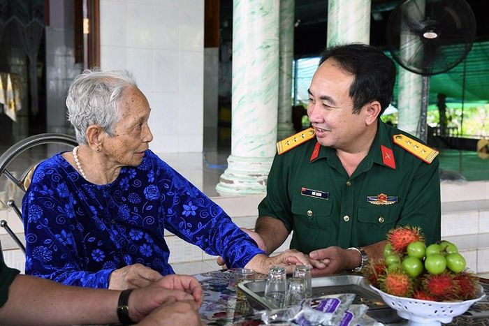 Đoàn công tác đến thăm, tặng quà Mẹ Việt Nam Anh hùng Võ Thị Út