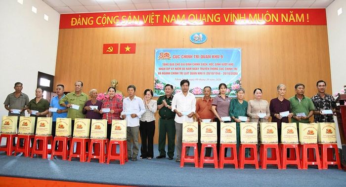 Trao 50 suất quà tặng gia đình chính sách và học sinh vượt khó vươn lên trong học tập