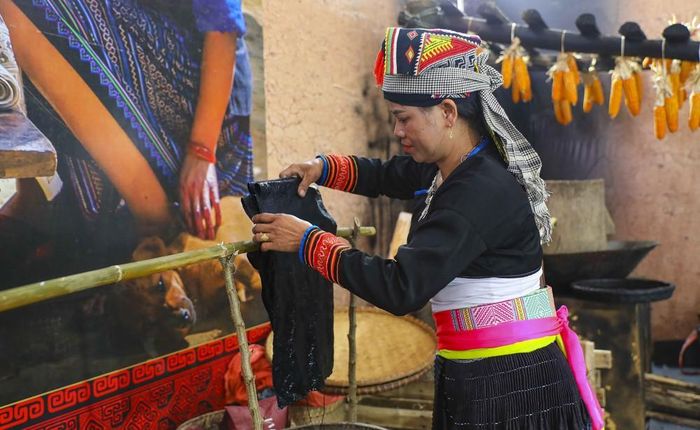 Phụ nữ dân tộc Mông tái hiện những công đoạn để tạo nên bộ trang phục truyền thống. Ảnh: Xuân Tư - TTXVN