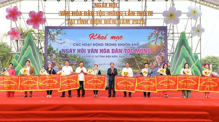 Ban Tổ chức trao cờ lưu niệm cho các đoàn tham gia Ngày hội Văn hóa dân tộc Mông lần thứ IV năm 2026. Ảnh: Phan Quân - TTXVN
