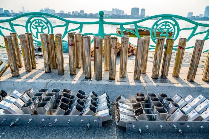Các ống phóng và giàn pháo hoa được tập kết tại khu vực hồ Tây (Hà Nội), chuẩn bị cho chương trình bắn pháo hoa tối 10/10/2026. Ảnh: TTXVN phát