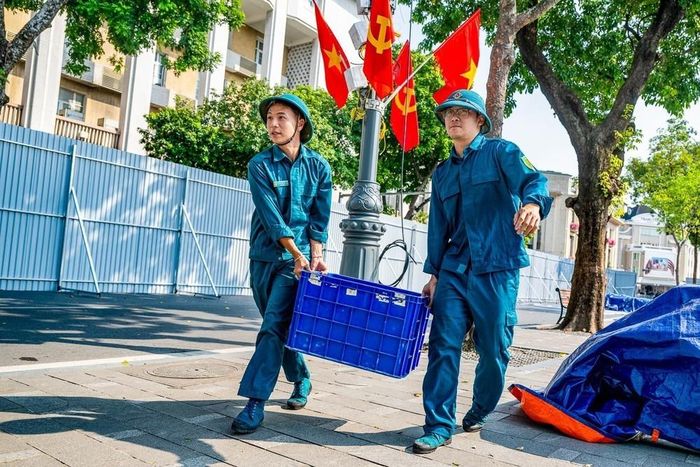 Lực lượng dân quân tham gia vận chuyển thiết bị phục vụ công tác chuẩn bị bắn pháo hoa chào mừng 72 năm Ngày Giải phóng Thủ đô. Ảnh: TTXVN phát