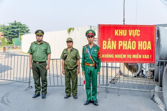 Lực lượng chức năng tổ chức bảo vệ, kiểm soát khu vực trận địa pháo hoa, bảo đảm an ninh, an toàn trong quá trình chuẩn bị chương trình kỷ niệm 72 năm Ngày Giải phóng Thủ đô. Ảnh: TTXVN phát