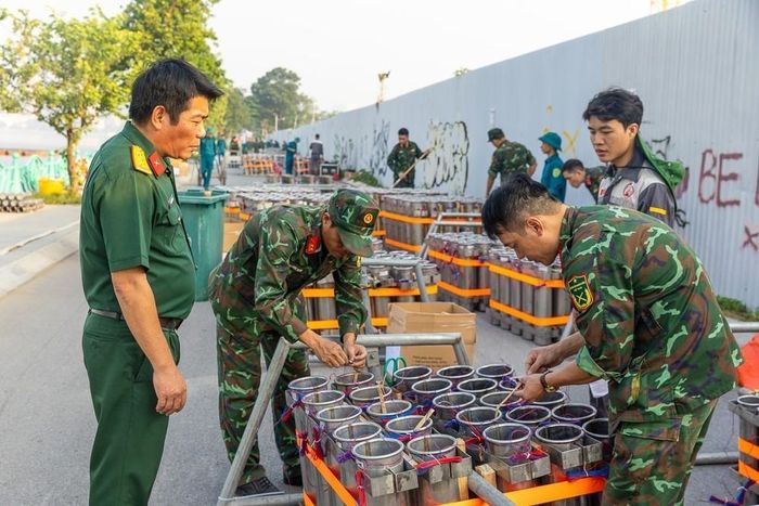 Cán bộ, chiến sĩ kiểm tra, lắp đặt các giàn pháo hoa tại trận địa, chuẩn bị cho chương trình bắn pháo hoa tối 10/10/2026. Ảnh: TTXVN phát