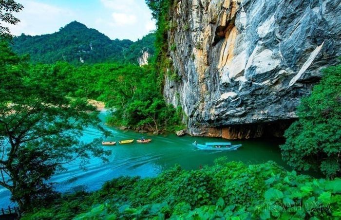 Cảnh vật bên ngoài cửa động Phong Nha (Vườn Quốc gia Phong Nha – Kẻ Bàng) đẹp như một bức tranh. Ảnh: TTXVN phát