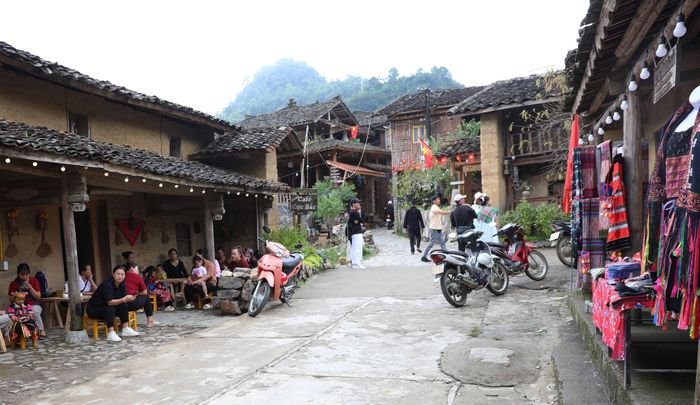 Một góc làng du lịch cộng đồng Lô Lô Chải nhộn nhịp, thu hút du khách đến tham quan, trải nghiệm. Ảnh: Minh Tâm-TTXVN