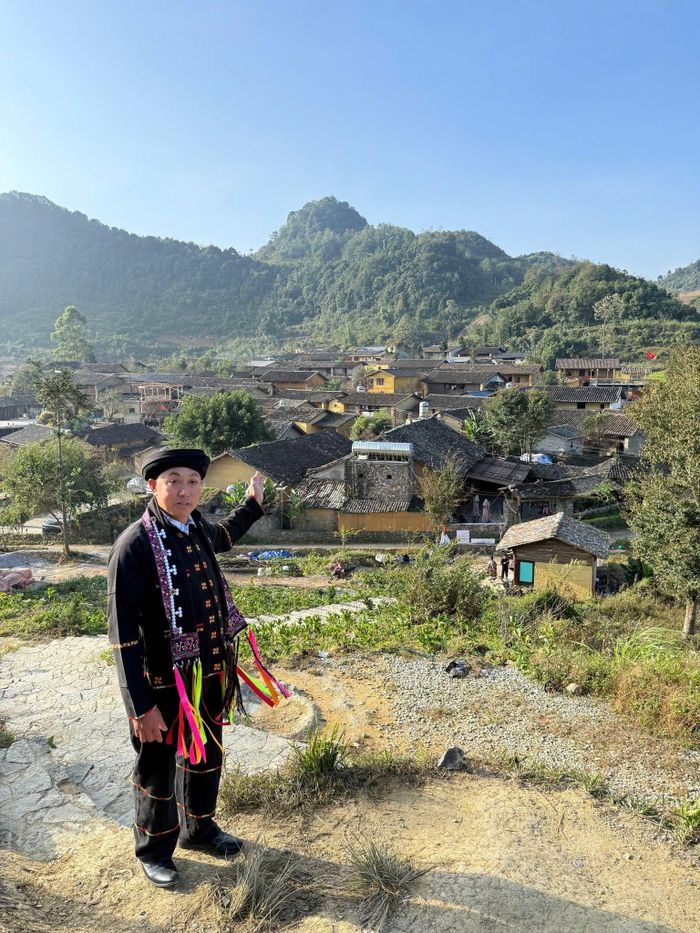 Ông Sình Dỉ Gai bên làng Lô Lô Chải