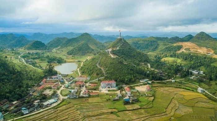 Cột cờ Lũng Cú là cột cờ quốc gia nằm ở đỉnh Lũng Cú, còn gọi là đỉnh núi Rồng (Long Sơn), có độ cao 1.470m so với mực nước biển, thuộc xã Lũng Cú, tỉnh Tuyên Quang. Ảnh: Trọng Đạt – TTXVN