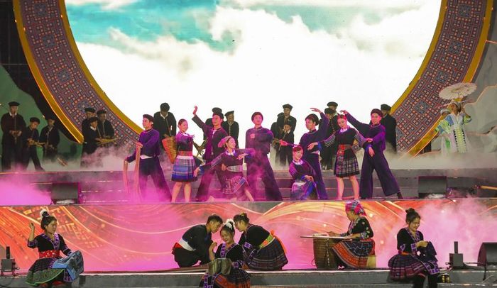 Chương trình nghệ thuật khai mạc Ngày hội Văn hóa dân tộc Mông lần thứ IV. Ảnh: Xuân Tư – TTXVN