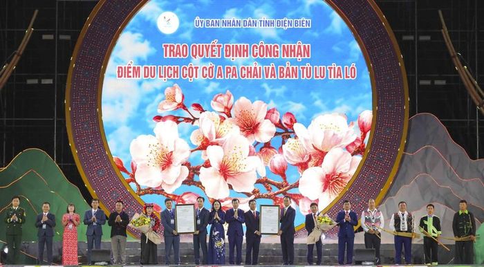 Trao Quyết định công nhận điểm du lịch A Pa Chải và bản Tù Lu - Tìa Ló cho chính quyền xã Sín Thầu và xã Pu Nhi, tỉnh Điện Biên. Ảnh: Xuân Tư – TTXVN