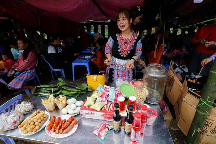 Một gian hàng phục vụ đồ ăn cho du khách và đồng bào tham gia lễ hội Gầu Tào dân tộc Mông ở Mai Châu. Ảnh tư liệu: TTXVN