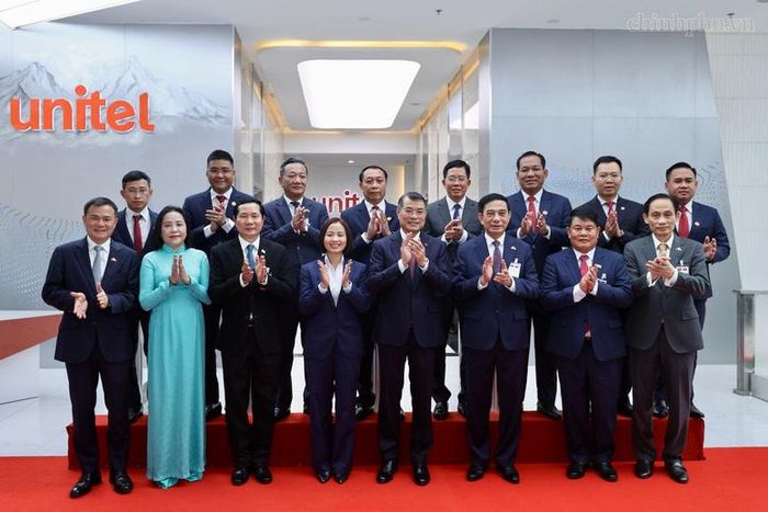Thủ tướng Lê Minh Hưng và đoàn đại biểu cấp cao Việt Nam tại Công ty Star Telecom (Unitel) - Ảnh: chinhphu.vn/Nhật Bắc