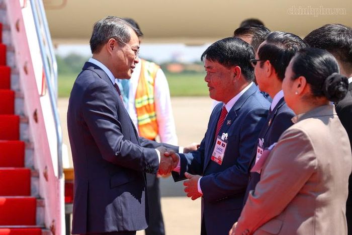 Lễ tiễn Thủ tướng và đoàn đại biểu cấp cao Việt Nam rời Thủ đô Vientiane - Ảnh: chinhphu.vn/Nhật Bắc