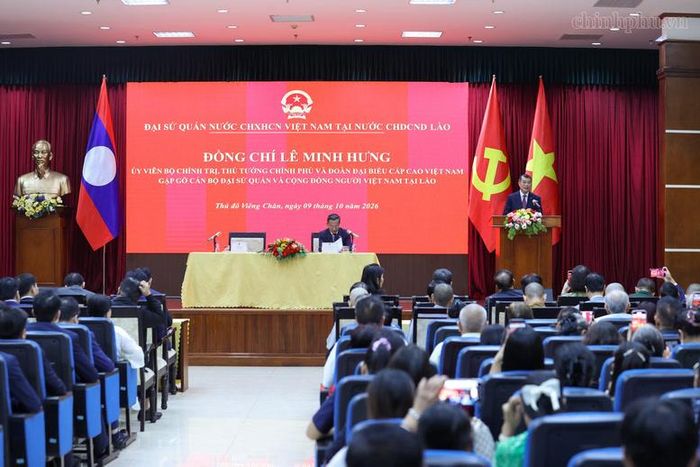 Thủ tướng Lê Minh Hưng thông tin tới bà con về tình hình trong nước - Ảnh: chinhphu.vn/Nhật Bắc