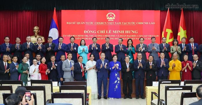 Thủ tướng và cán bộ, nhân viên các Cơ quan đại diện Việt Nam tại Lào, đại diện các hội đoàn và cộng đồng người Việt Nam đang sinh sống, học tập, làm việc tại Thủ đô Vientiane - Ảnh: chinhphu.vn/Nhật Bắc