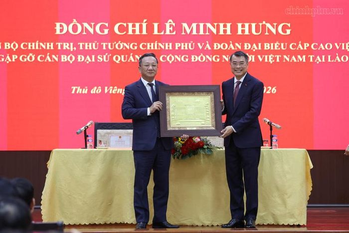 Thủ tướng tặng quà cán bộ, nhân viên các cơ quan đại diện Việt Nam tại Lào - Ảnh: chinhphu.vn/Nhật Bắc